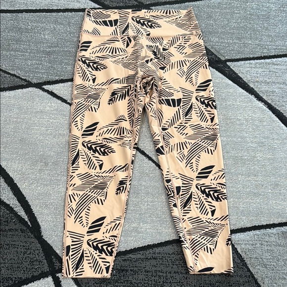 Aerie Tan and Black Leggings with Form-Fitting Seamless Design - Picture 3 of 9